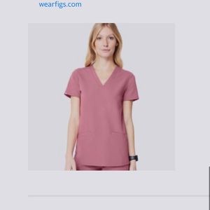 FIGS CASMA MUAVE NEW SCRUB TOP THREE-POCKET